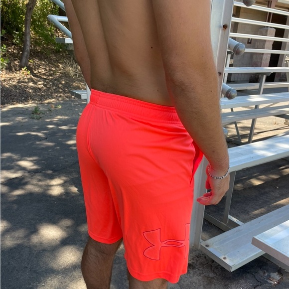 UNDER ARMOUR MEN NEON ORANGE SHORTS WORKOUT SPORT TRAINING RUNNING TECH GRAPHICS - Picture 11 of 17